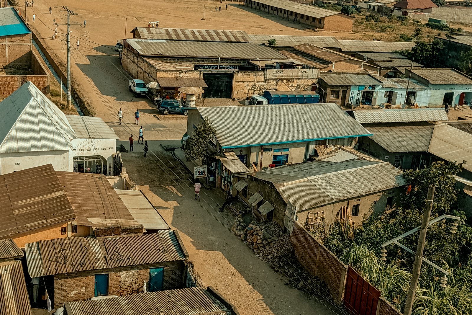 Quartier urbain de Bujumbura, illustrant les ouvrages sur terrain en pente au Burundi