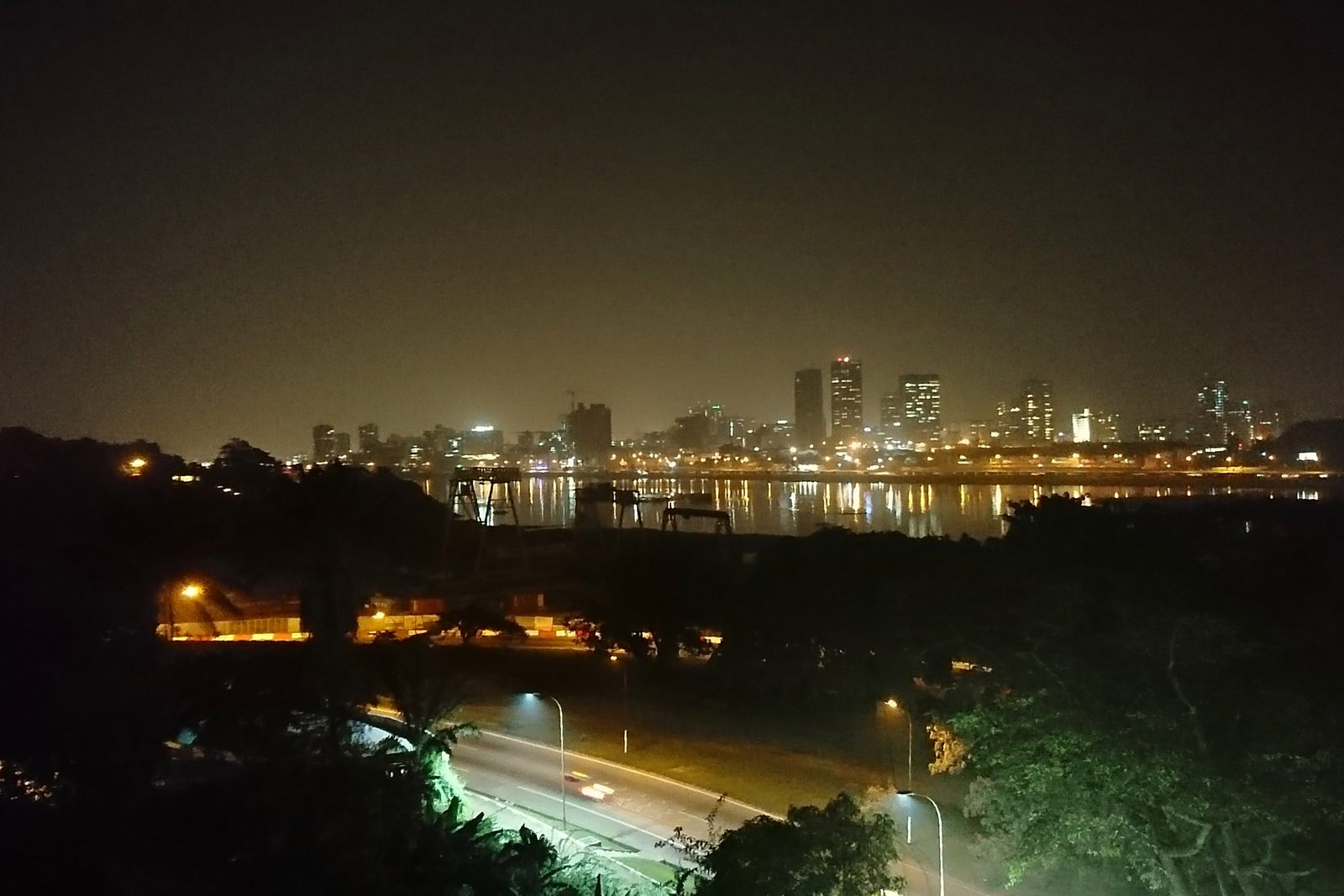 Skyline nocturne du Plateau à Abidjan, illustrant les ouvrages de structure suivis en Côte d'Ivoire