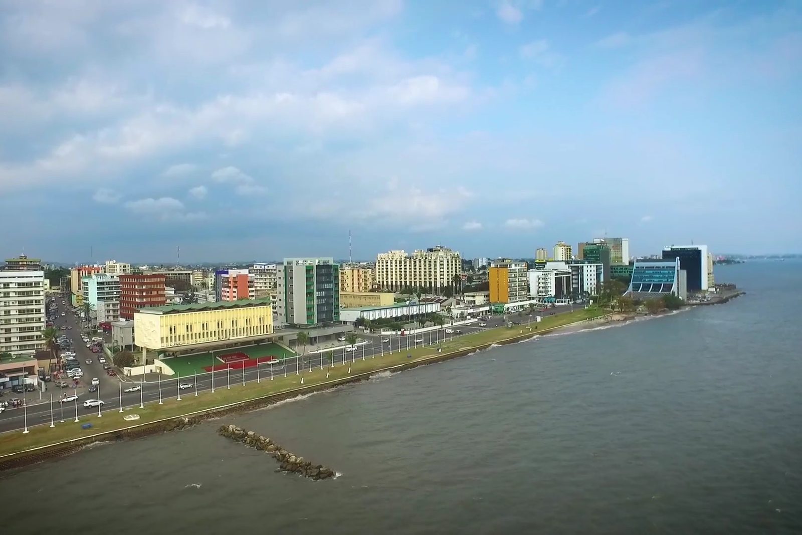 Front de mer du centre-ville de Libreville, en zone forestière équatoriale