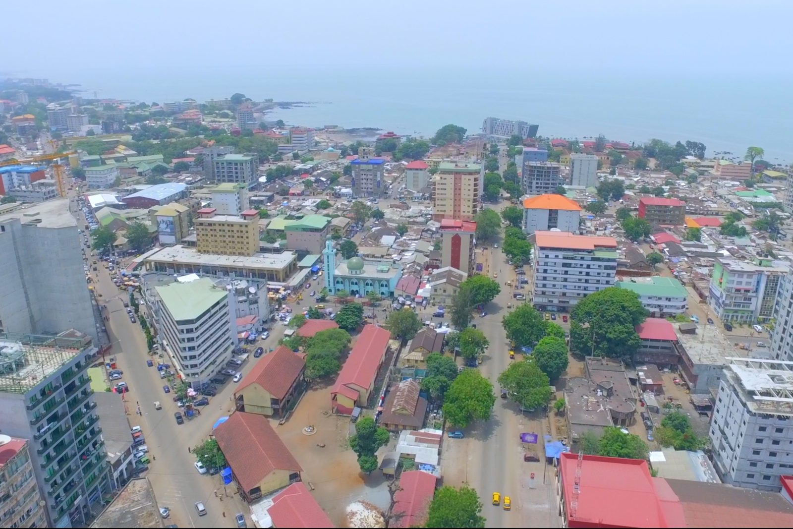 Vue aérienne du centre-ville de Conakry, illustrant les ouvrages de structure suivis en Guinée