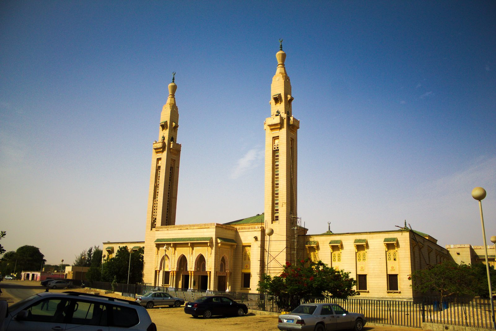 Grande Mosquée saoudienne de Nouakchott, illustrant le contexte géotechnique désertique mauritanien