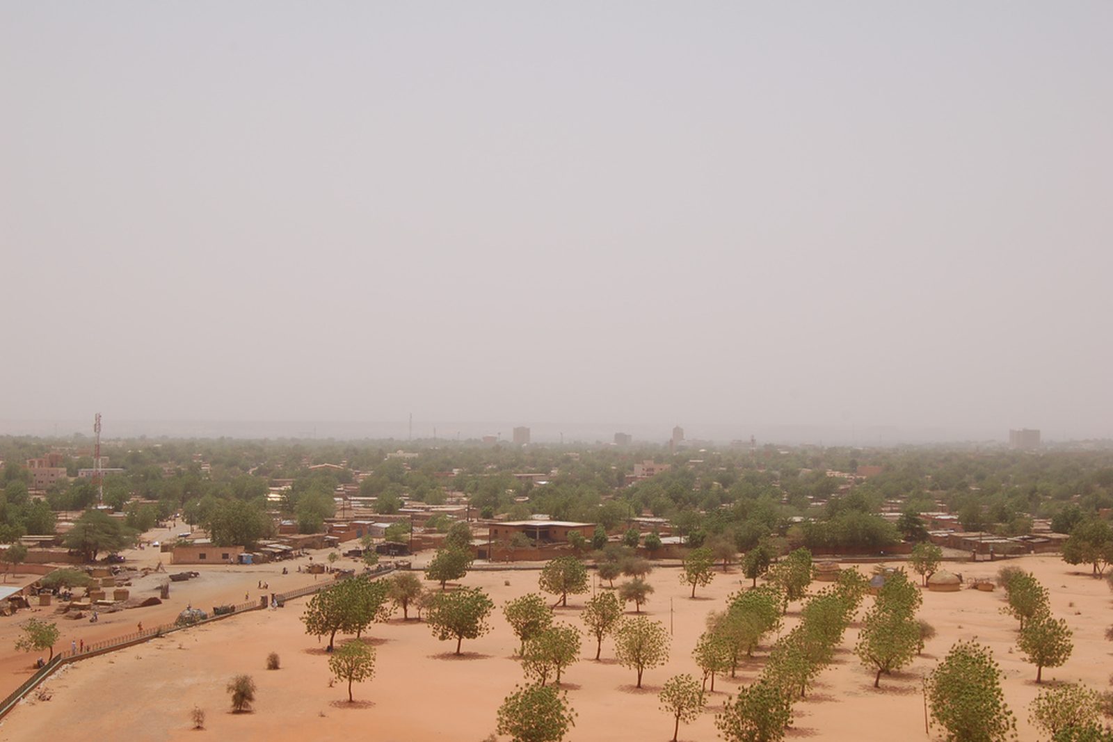 Vue de Niamey depuis la Grande Mosquée, en bordure du fleuve Niger