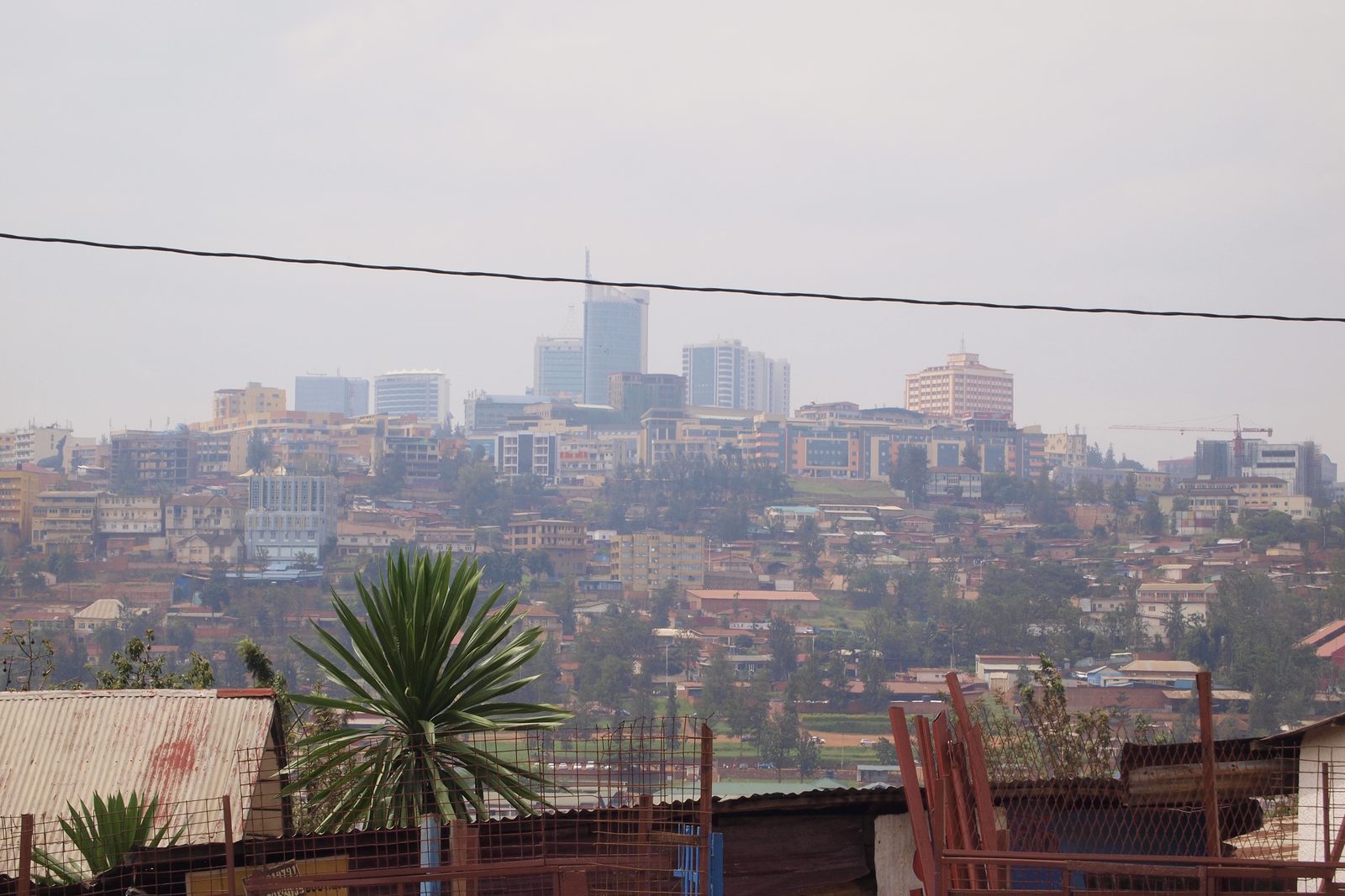 Skyline de Kigali vu depuis la colline du Mémorial du génocide, illustrant les ouvrages sur terrain en pente au Rwanda