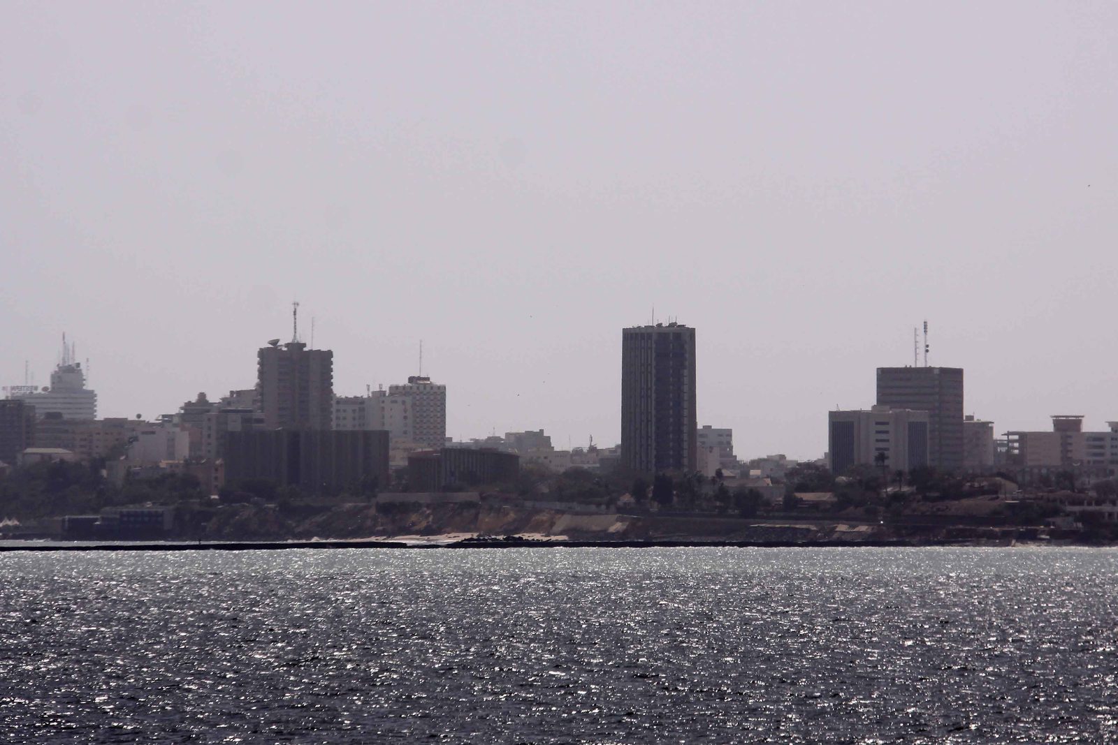 Skyline de Dakar vu depuis la mer, illustrant les ouvrages de structure suivis sur la presqu'île du Cap-Vert