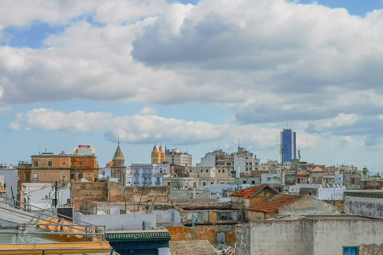 Vue des toits du centre-ville de Tunis, siège historique du bureau de génie civil